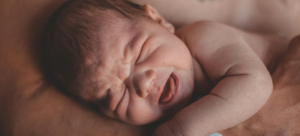 dad holding newborn skin to skin
